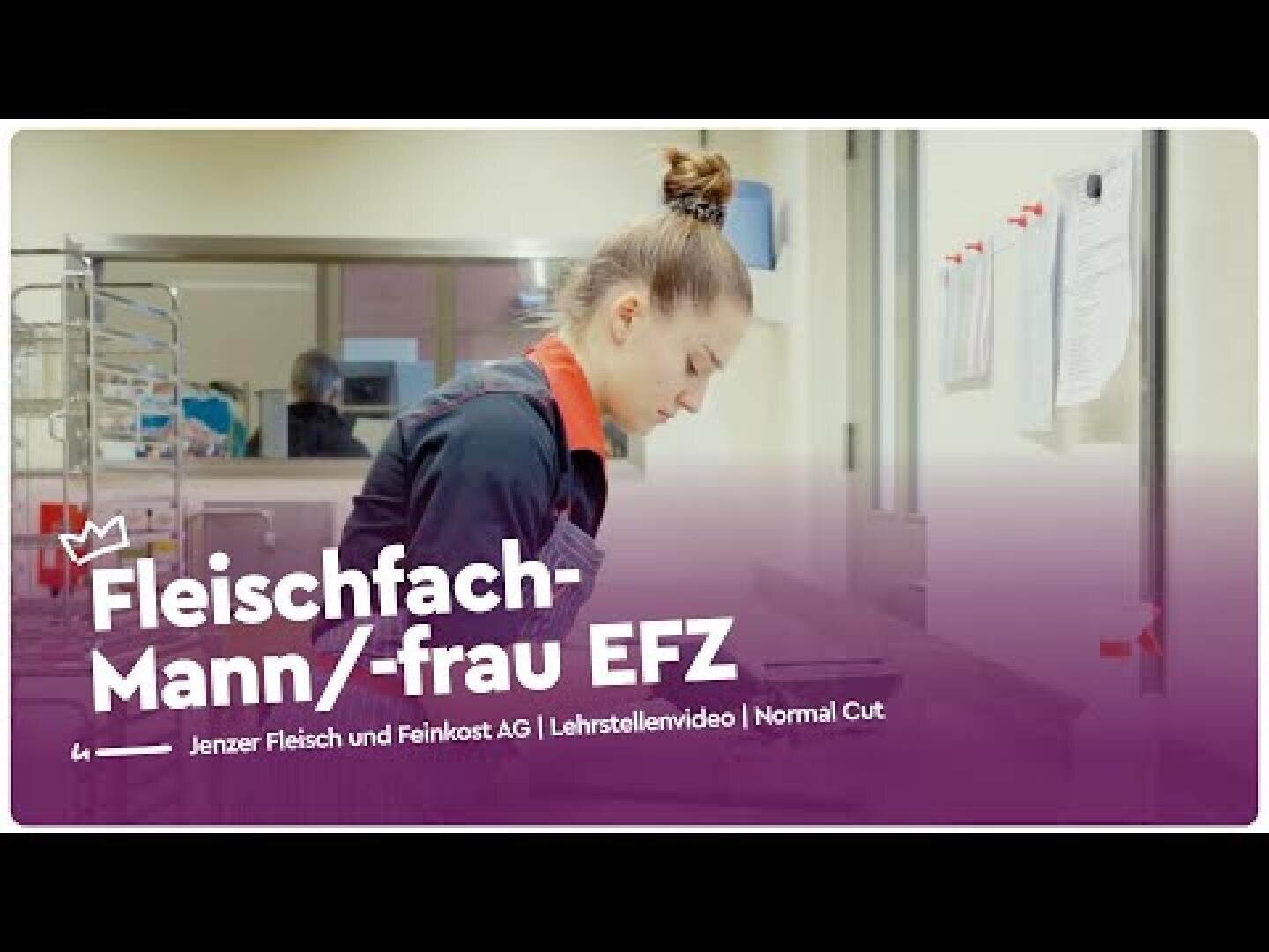 Eine junge Frau in Arbeitskleidung konzentriert sich in einer Großküche auf eine Aufgabe. Der Text auf Deutsch lautet: „Fleischfachmann/-frau EFZ“ mit weiteren Angaben zu einem Schulungsvideo und einem Unternehmen.