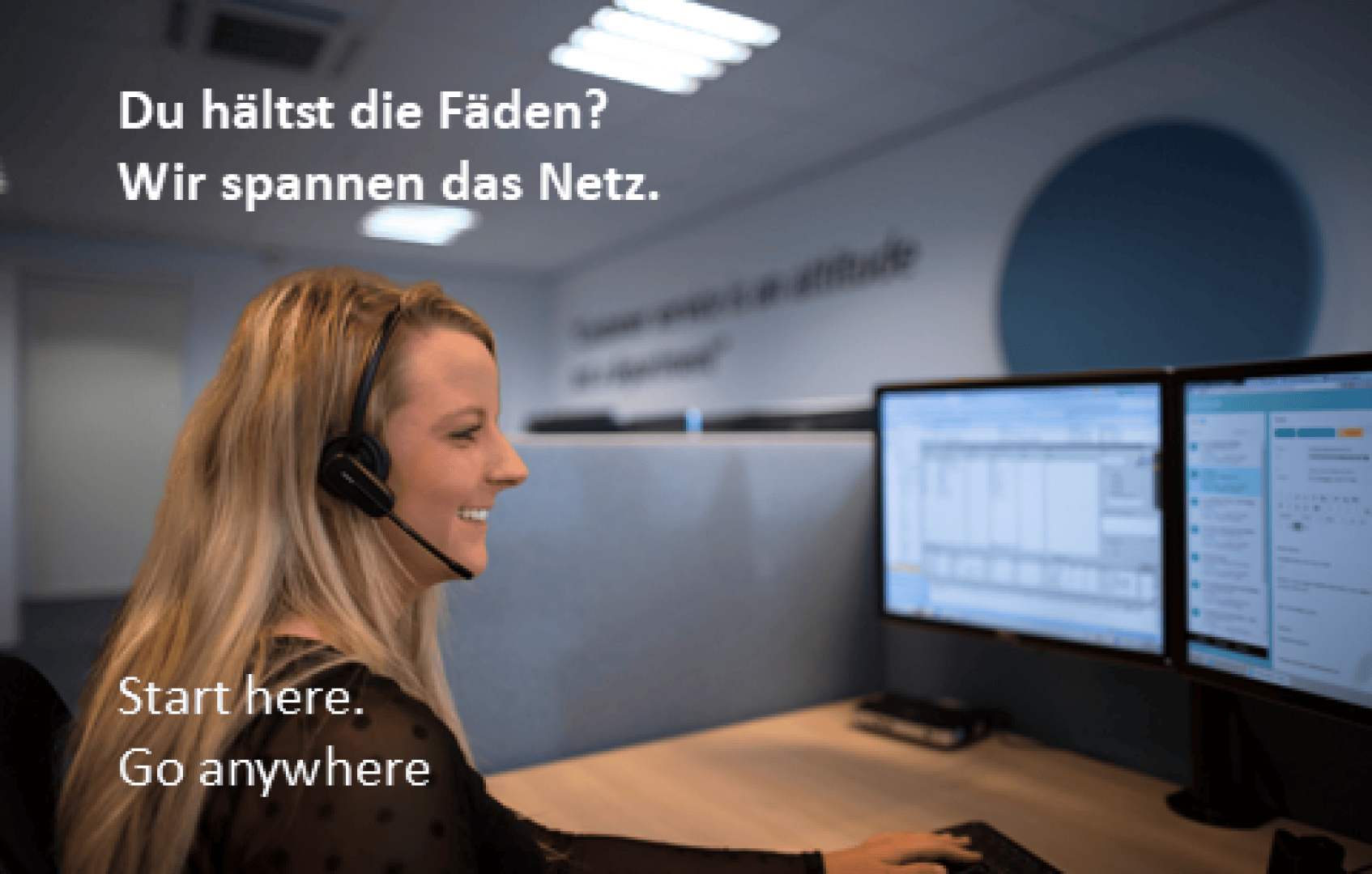 Eine Frau mit einem Headset lächelt, während sie in einem modernen Büro am Computer arbeitet. Auf dem Bild ist ein Stellenanzeigentext auf Deutsch und Englisch zu sehen.