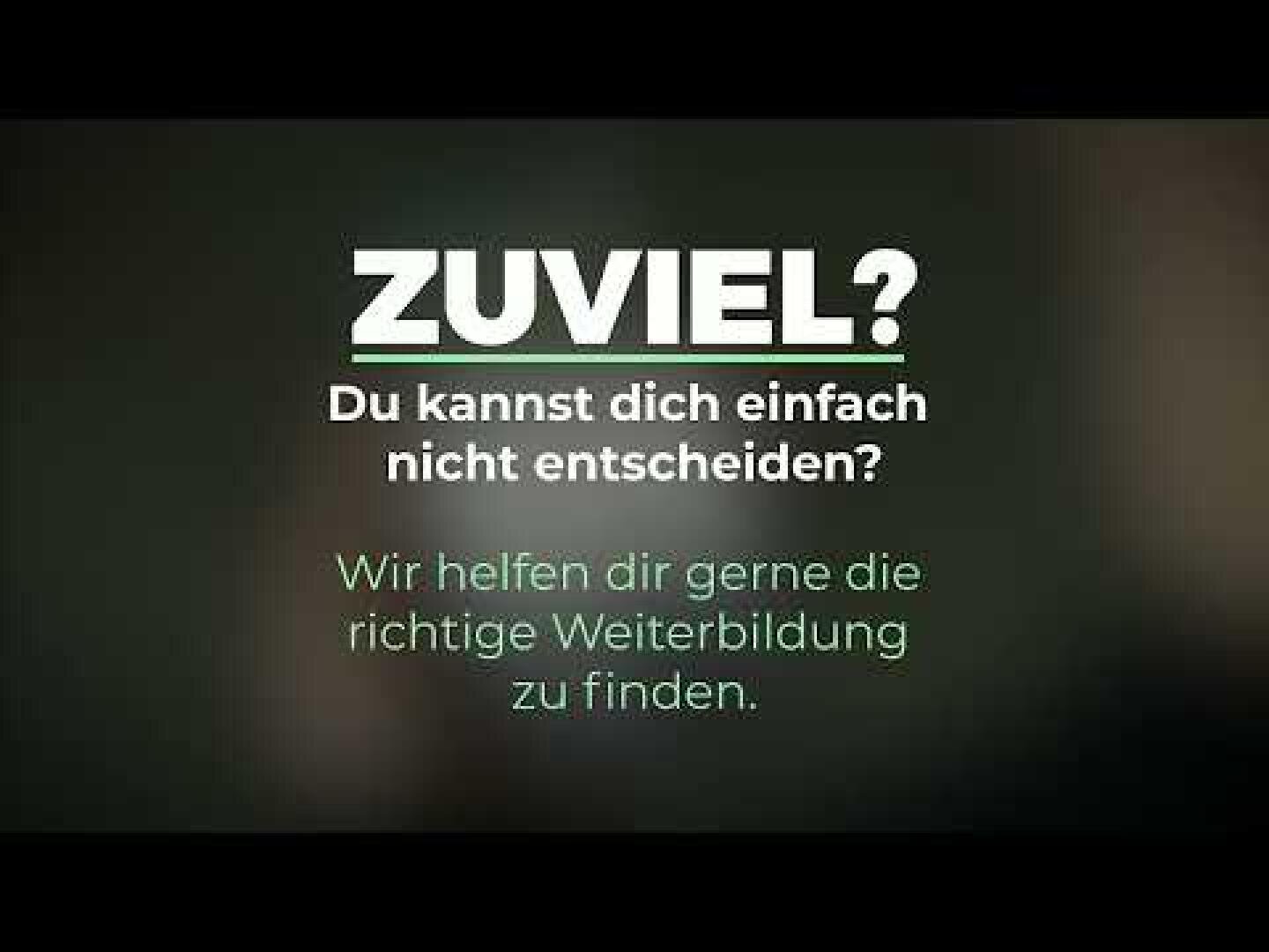 Der deutsche Text lautet: ZU VIEL? Du kannst dich einfach nicht entscheiden? Wir helfen dir gerne dabei, die richtige Weiterbildung zu finden.