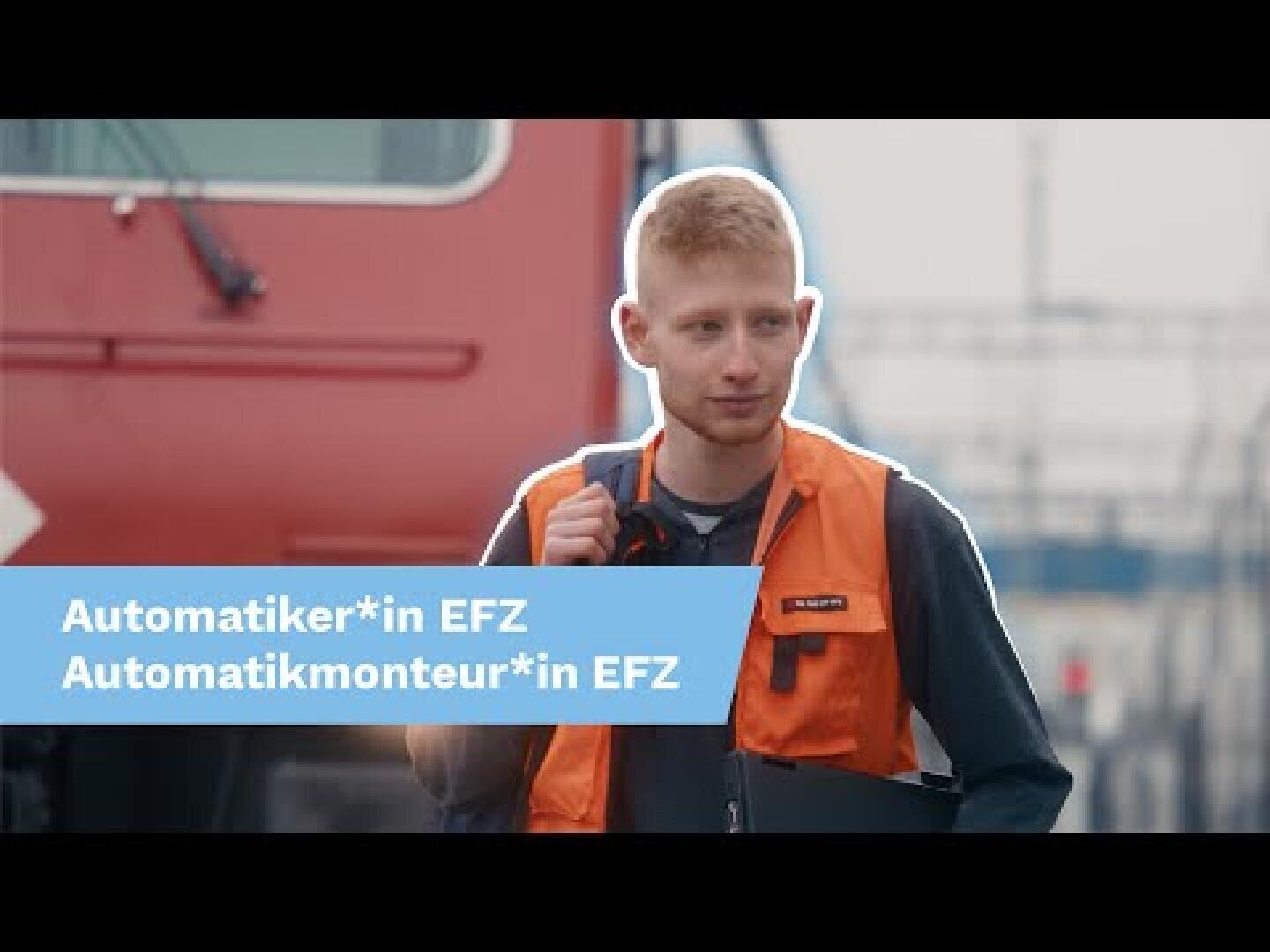 Eine junge Person mit kurzen hellen Haaren, die eine orangefarbene Sicherheitsweste trägt, steht im Freien und hält einen Ordner neben einem roten Zug. Textüberlagerung lautet: Automatiker*in EFZ Automatikmonteur*in EFZ.