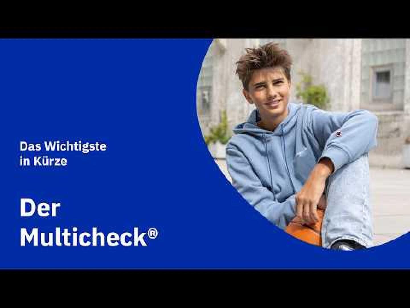 Ein lächelnder junger Mensch in einem blauen Kapuzenpulli sitzt im Freien. Links ist ein deutscher Text zu lesen: „Das Wichtigste in Kürze“. Der Multicheck® auf blauem Hintergrund.