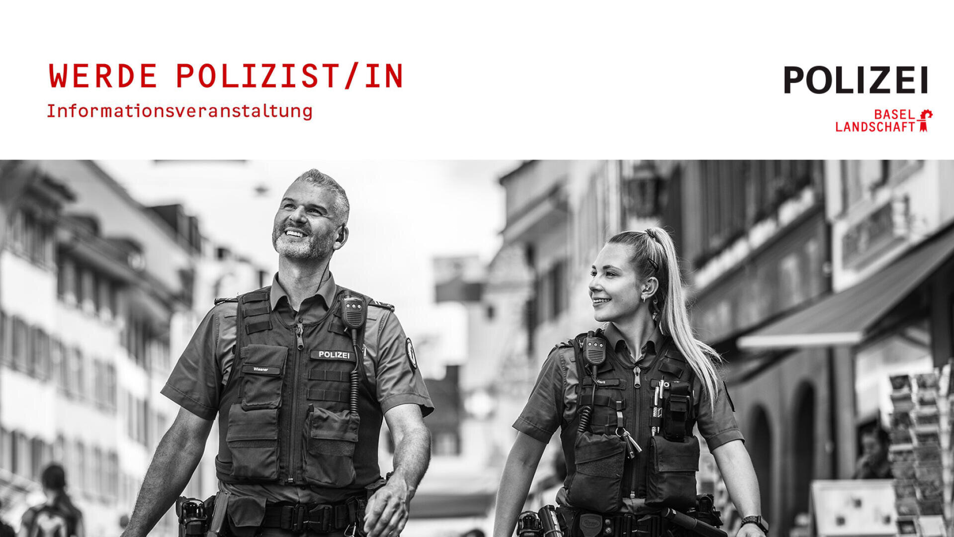 Zwei lächelnde Polizeibeamte, ein Mann und eine Frau, gehen Seite an Seite eine Stadtstraße entlang. Der Text lädt zu einer Informationsveranstaltung über den Beruf des Polizeibeamten in Basel-Landschaft in der Schweiz ein.