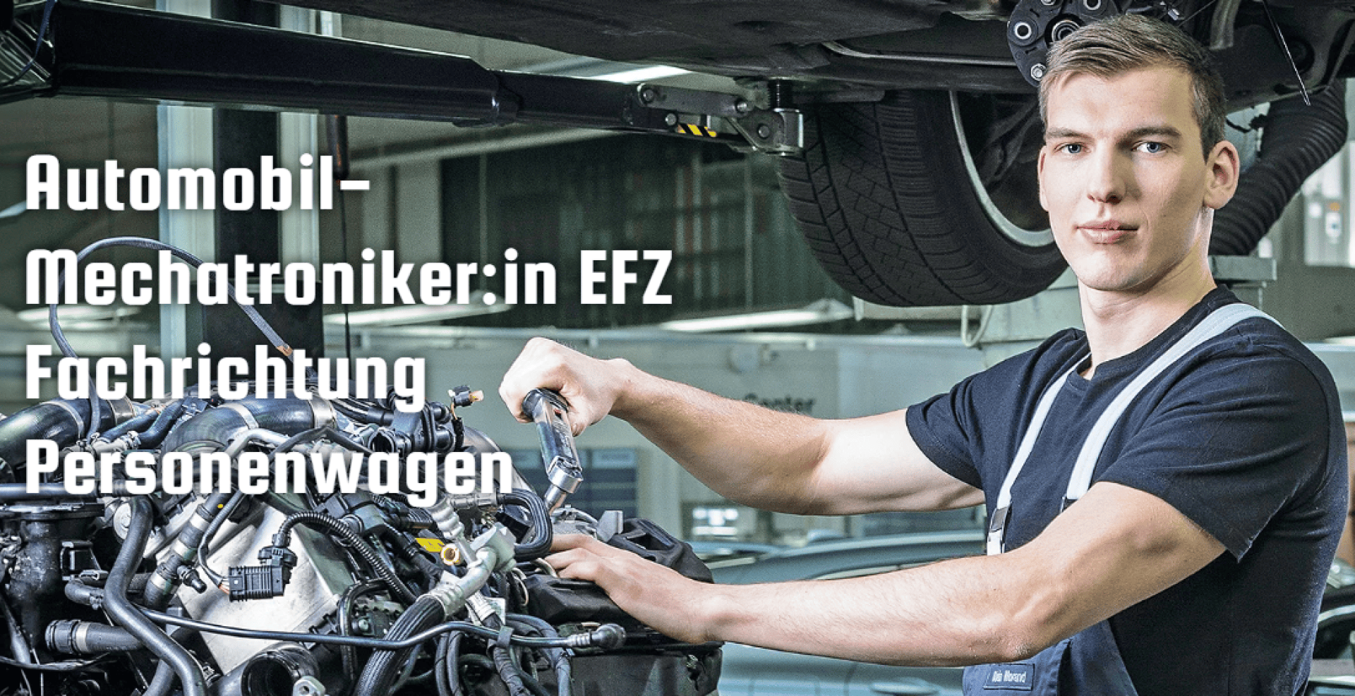 Ein junger Mechaniker arbeitet in einer Werkstatt an einem Automotor. Der Text lautet: Automobil-Mechatroniker:in EFZ, Fachrichtung Personenwagen...