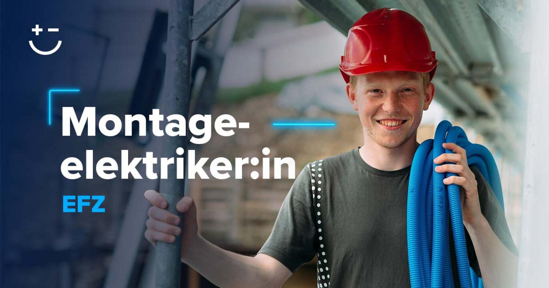 Ein lächelnder Arbeiter mit einem roten Schutzhelm hält blaue Elektroinstallationsrohre in den Händen. Auf der linken Seite des Bildes ist der Text Montage-Elektriker:in EFZ zu lesen.